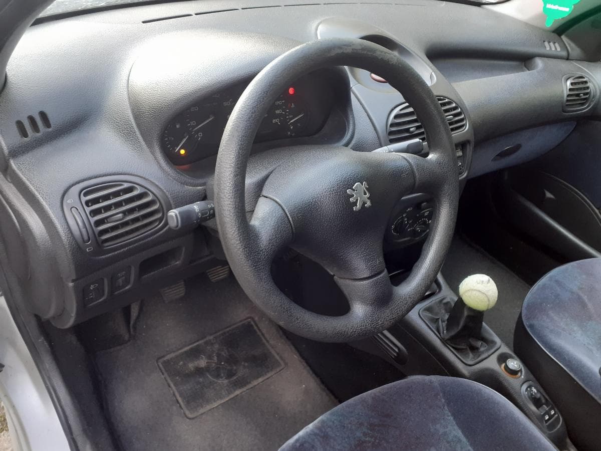 Peugeot 206 1.1 · Ano 1998 — imagem 14