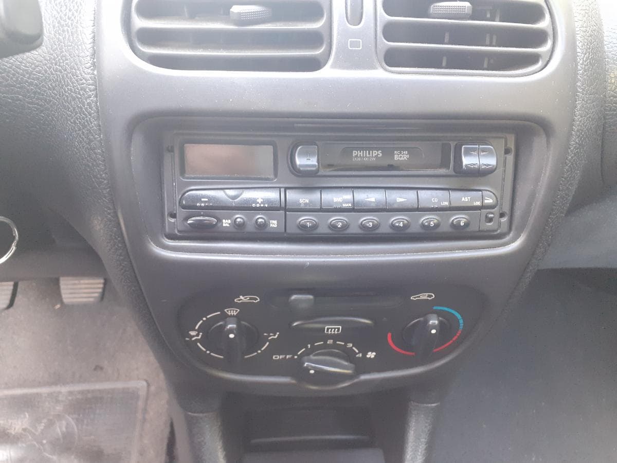 Peugeot 206 1.1 · Ano 1998 — imagem 17