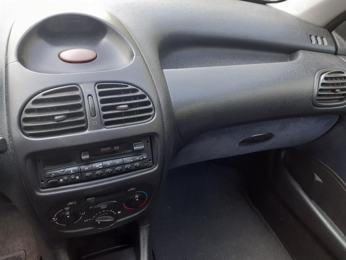 Peugeot 206 1.1 · Ano 1998 — imagem 18