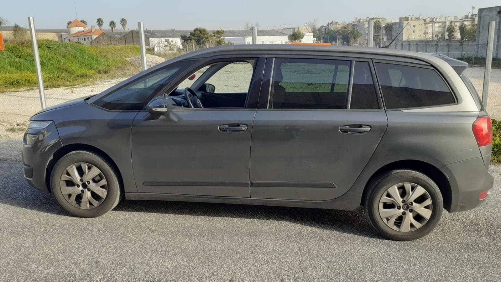 Citroën C4 Grand Picasso 1.6 Hdi · Ano 2014 — imagem 2