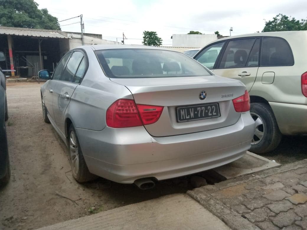 BMW 320i · — imagem 3