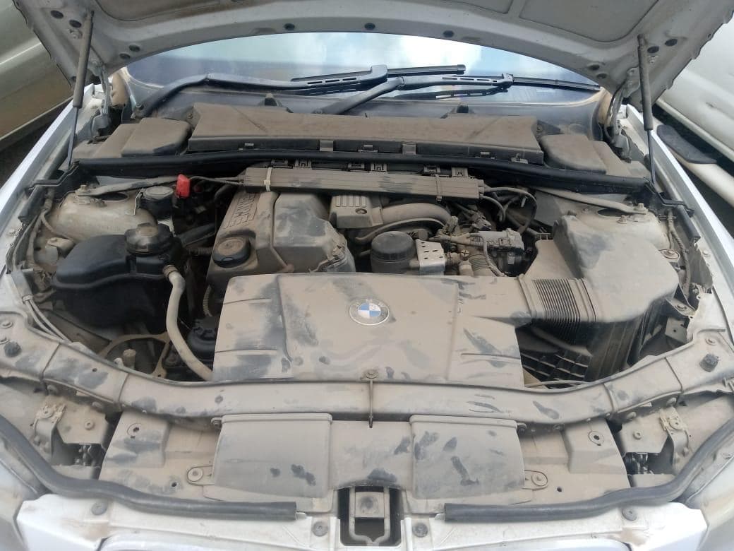 BMW 320i · — imagem 8