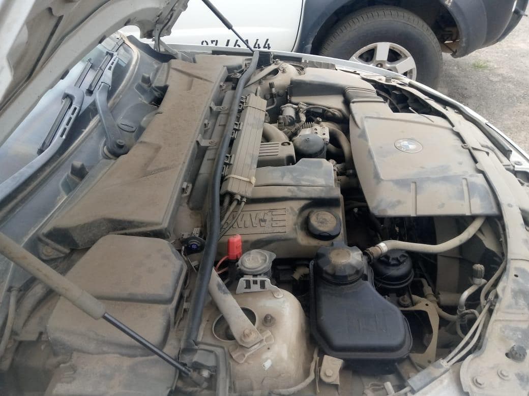 BMW 320i · — imagem 9