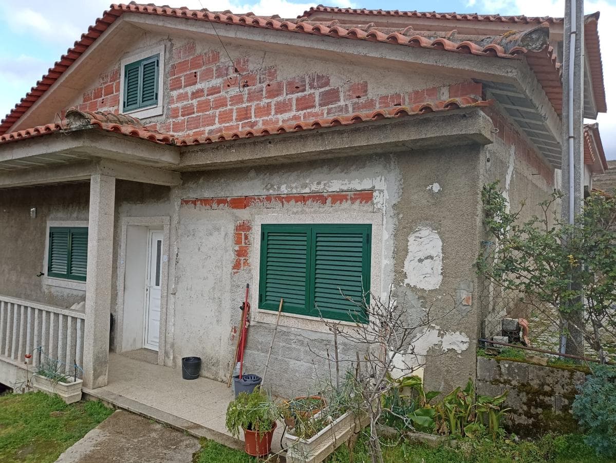 Terreno com Benfeitoria · Valpaços, Vila Real — imagem 2