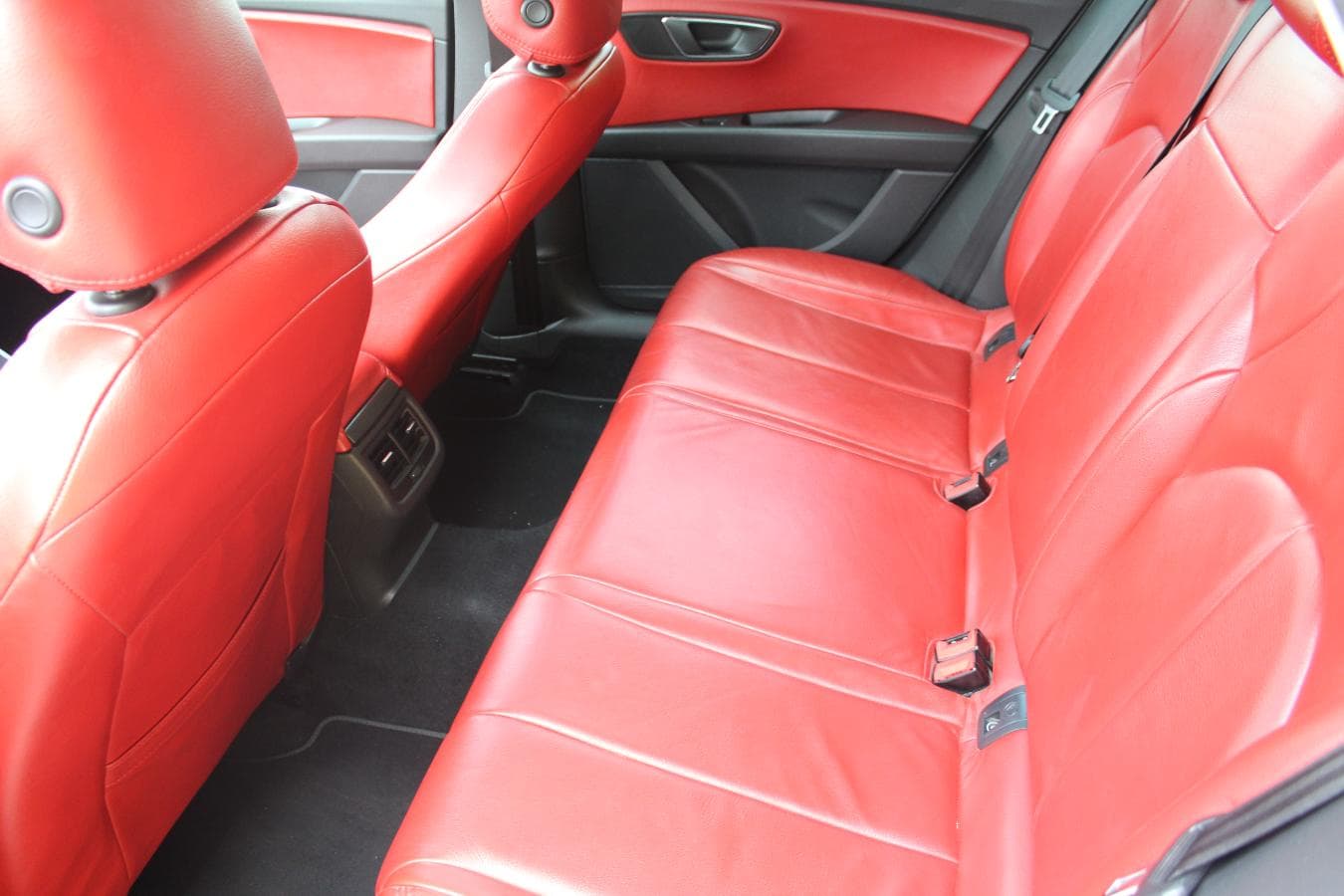 Seat Leon 1.6 TDI · Ano 2013 — imagem 32