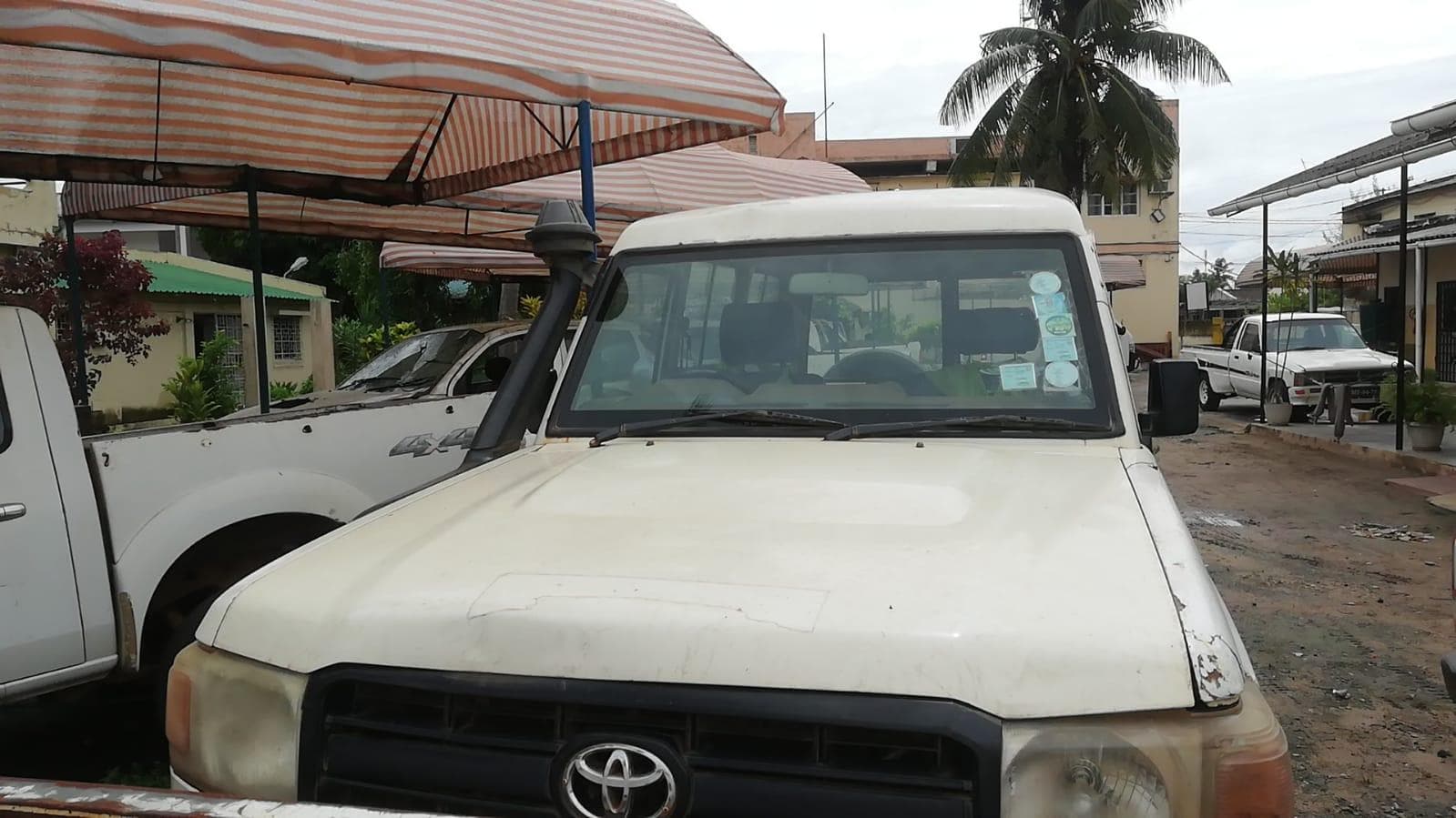 Toyota Land Cruiser Hard Top · — image 11