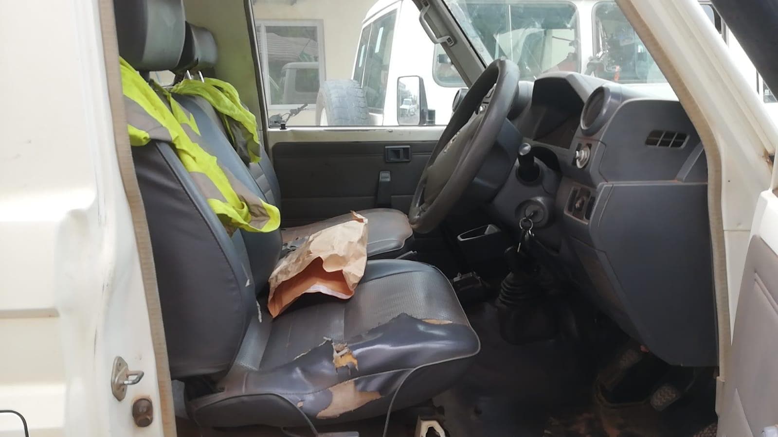 Toyota Land Cruiser Hard Top · — image 12