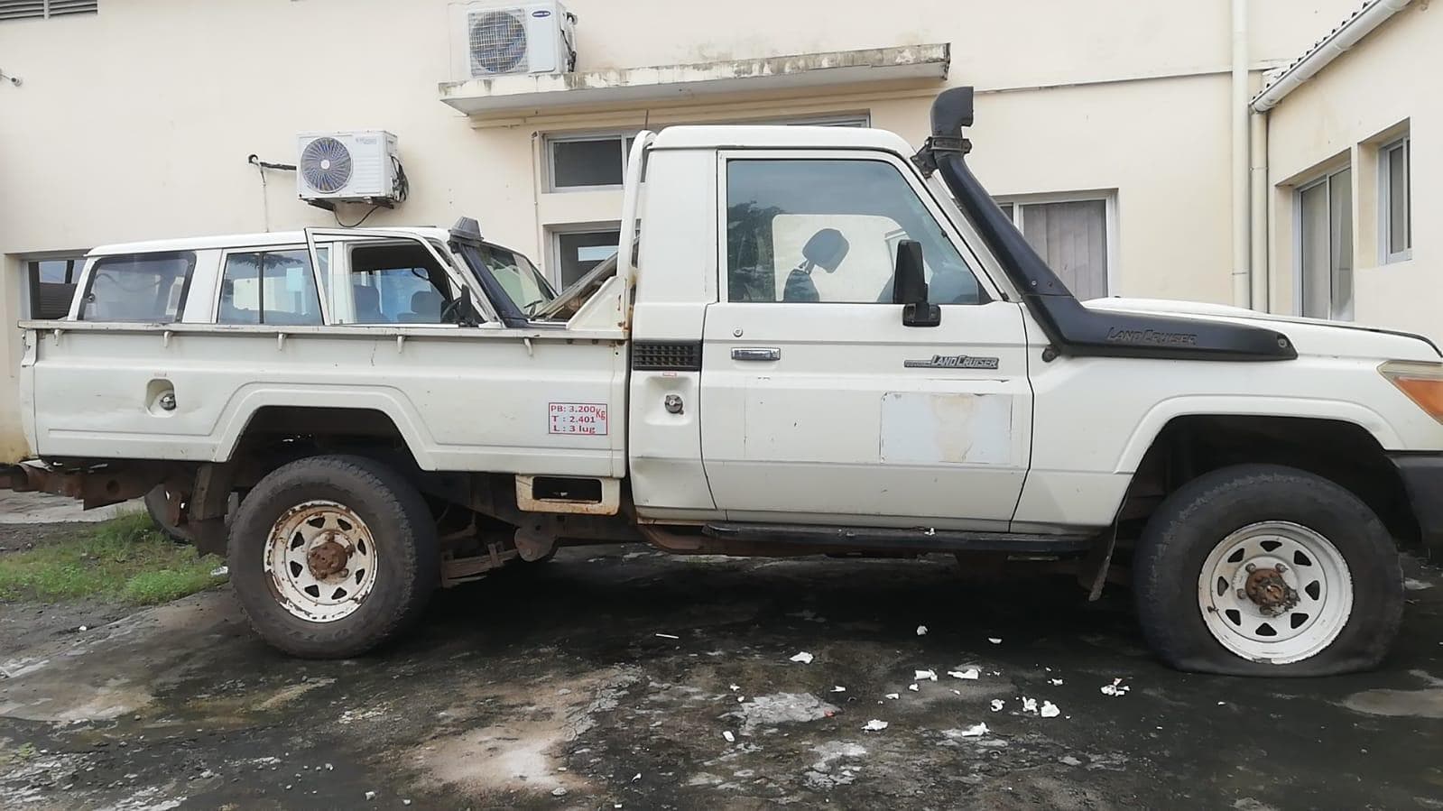 Toyota Land Cruiser Pick Up · — image 2