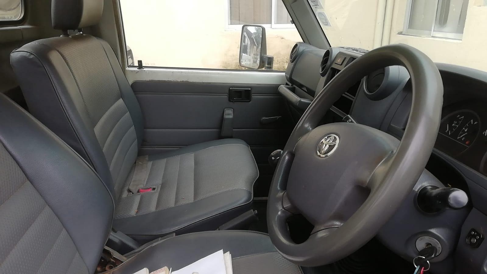 Toyota Land Cruiser Pick Up · — image 14