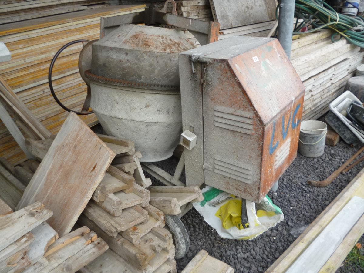 Betoneira elétrica + Casas de banho de obra