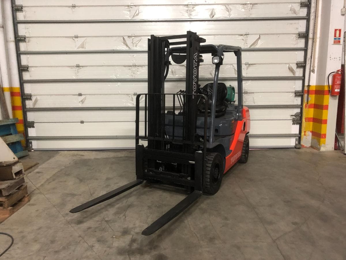 Empilhador Toyota 2500 KG · Gás — imagen 1