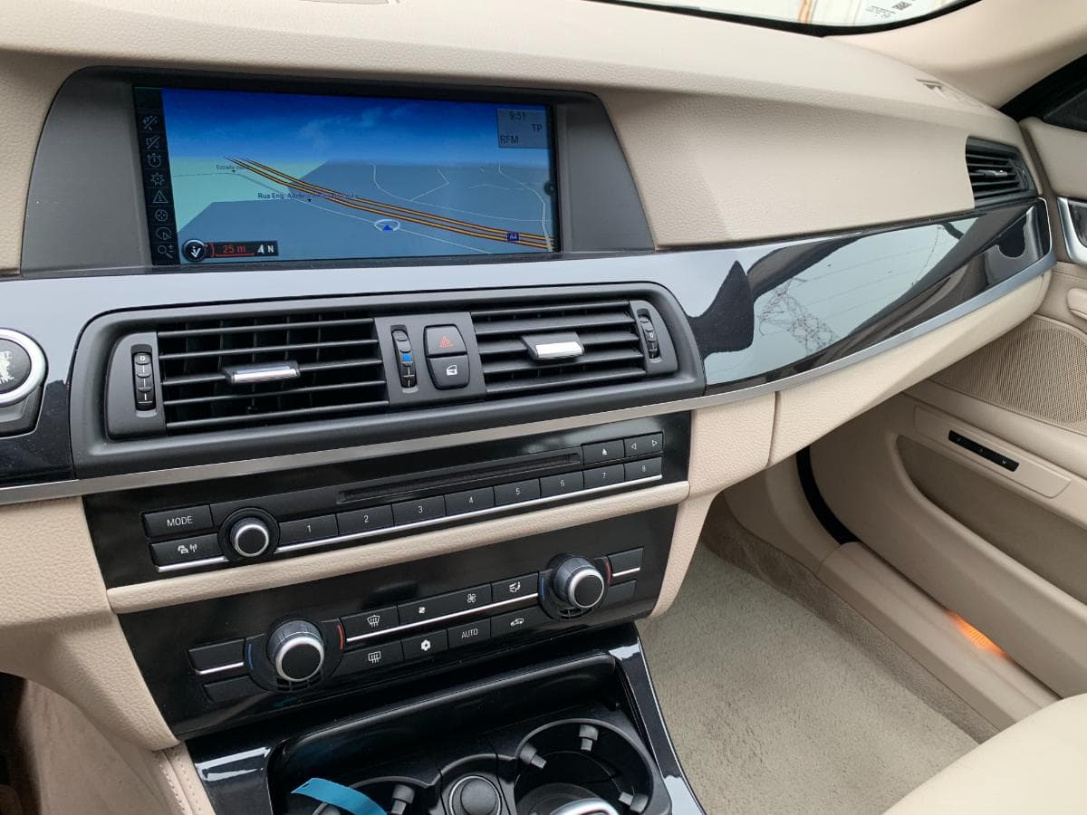 BMW 530D Touring · Ano 2010 — imagem 23
