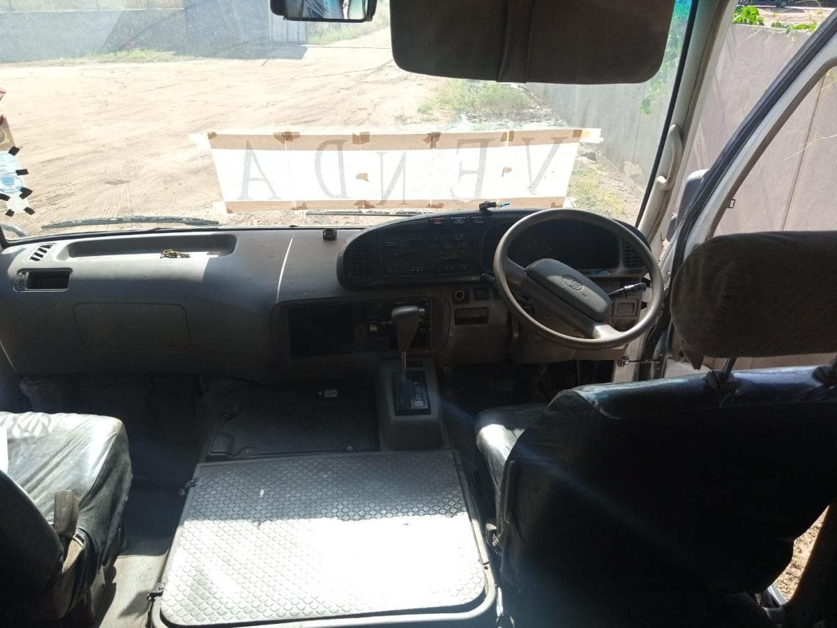 Toyota Coaster · — imagem 5