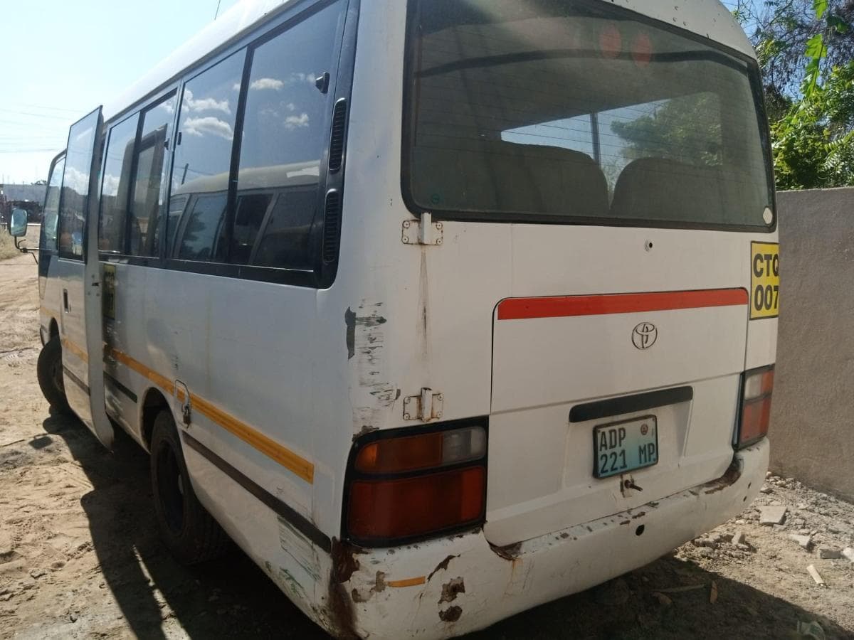 Toyota Coaster · — imagem 8