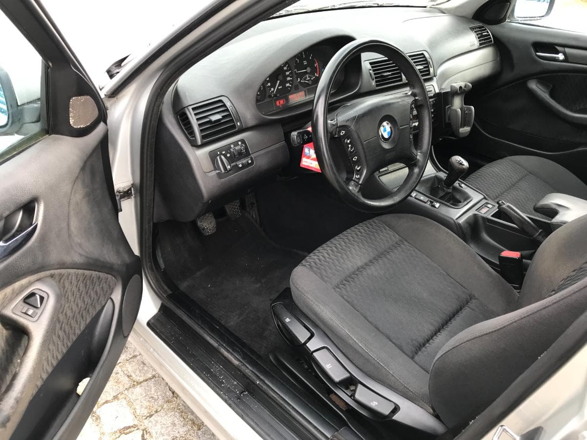 BMW 320D Touring · Ano 2001 — imagem 17