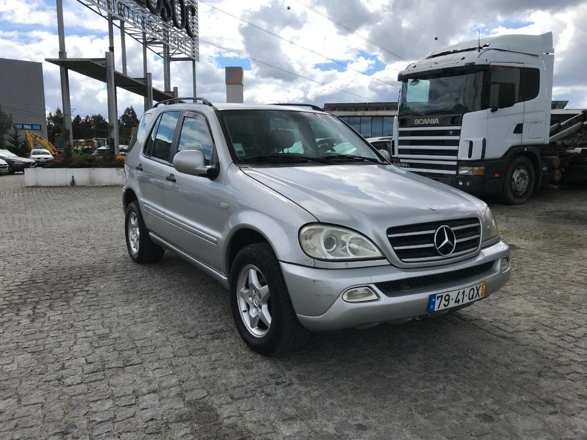 Mercedes-Benz ML 270 CDI · Ano 2001 — image 1