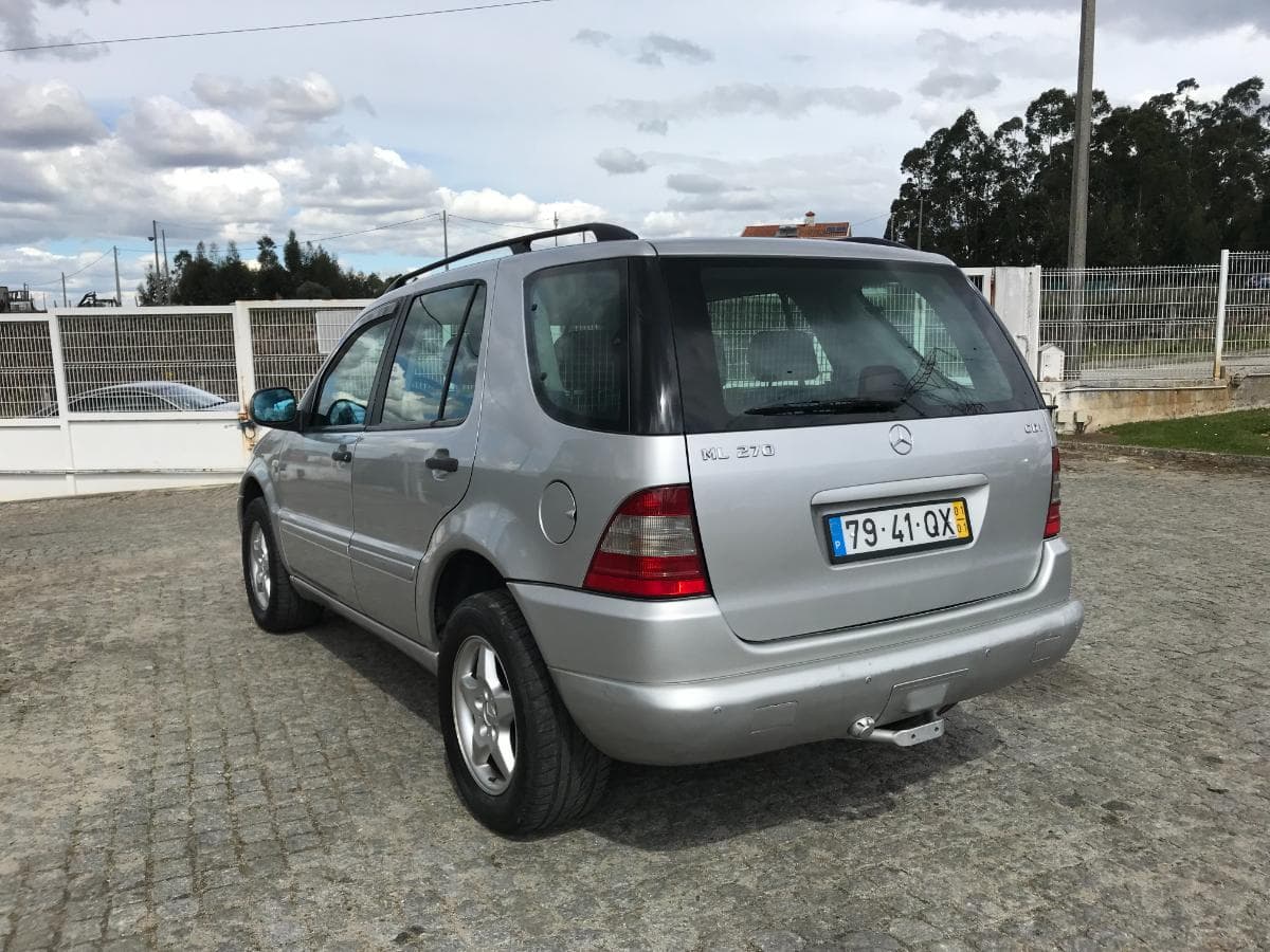 Mercedes-Benz ML 270 CDI · Ano 2001 — image 10