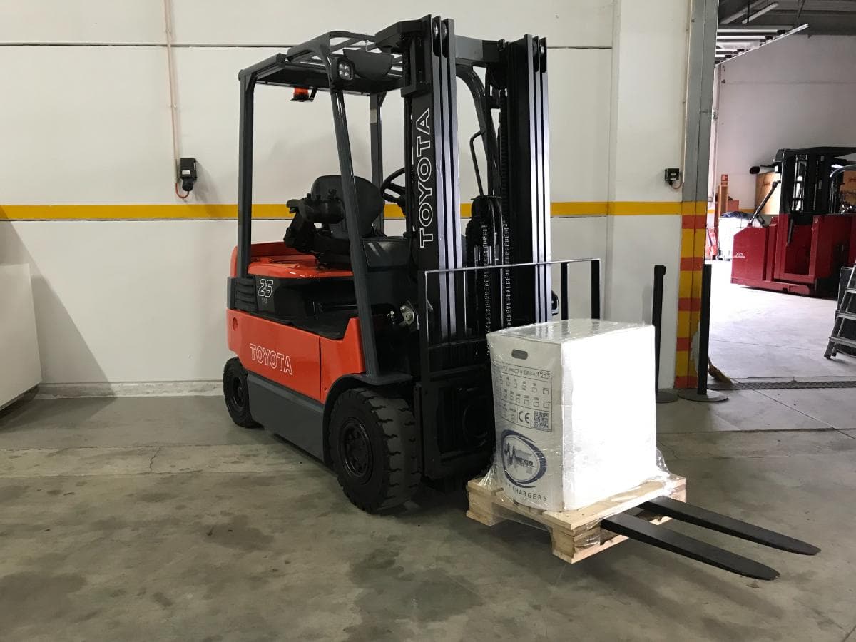 Empilhador Elétrico Toyota 2500kg — image 1