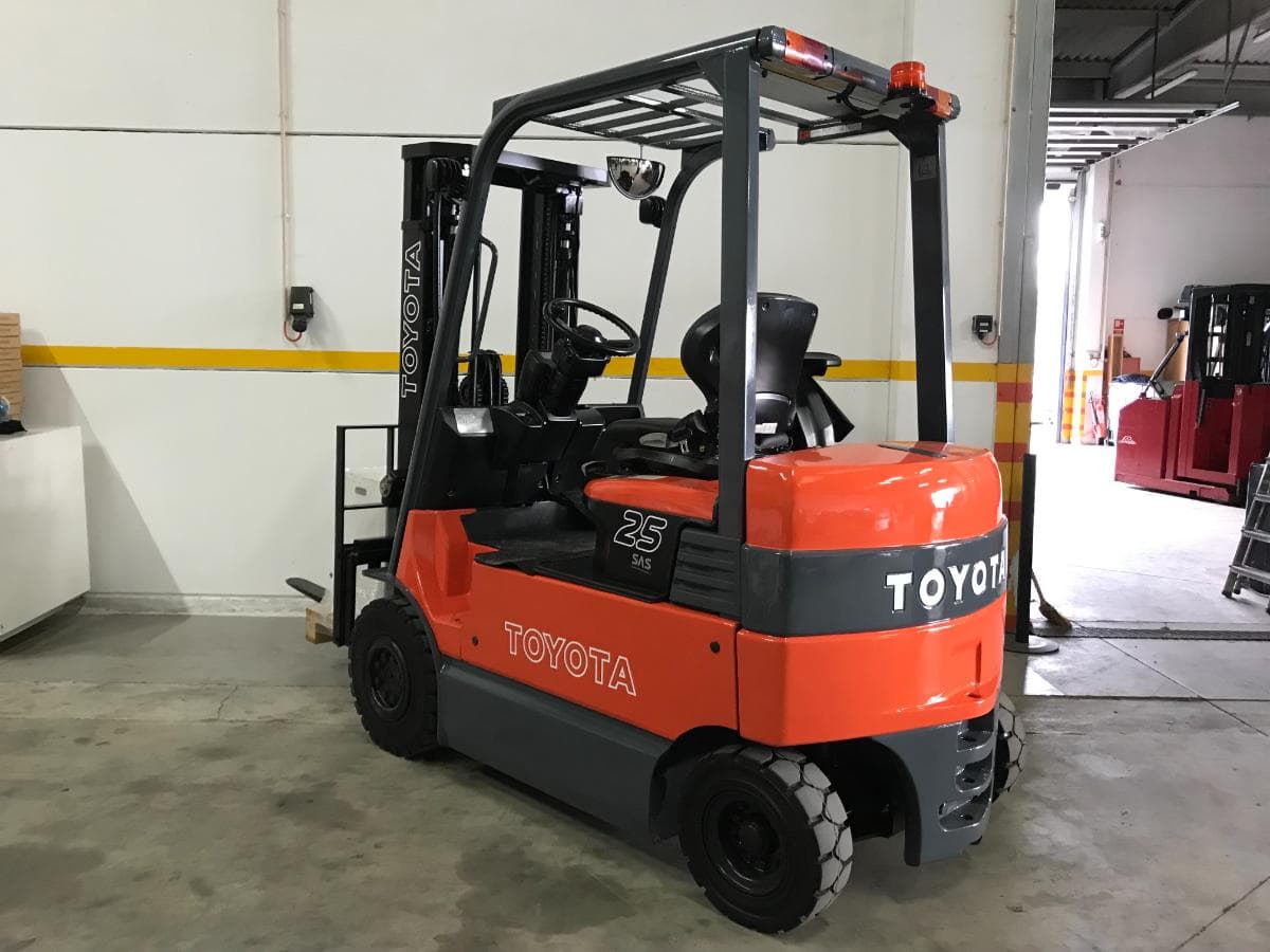 Empilhador Elétrico Toyota 2500kg — image 4