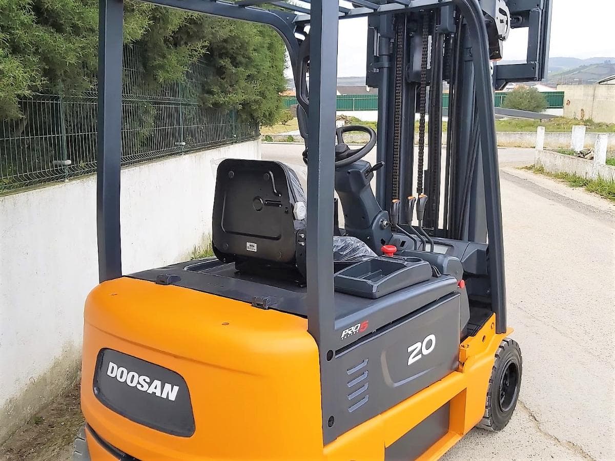 Empilhador Elétrico Doosan — image 4