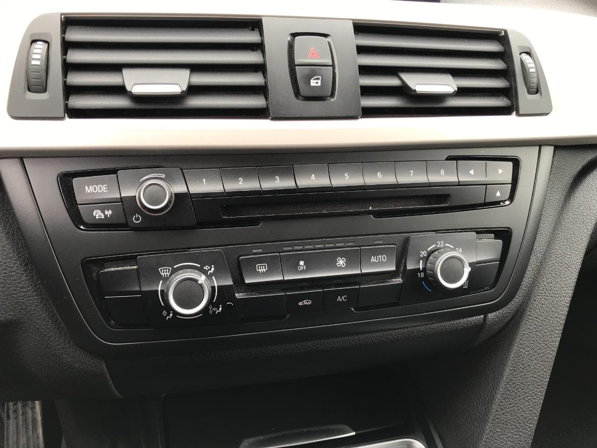 BMW 320D Touring · Ano 2015 — image 19