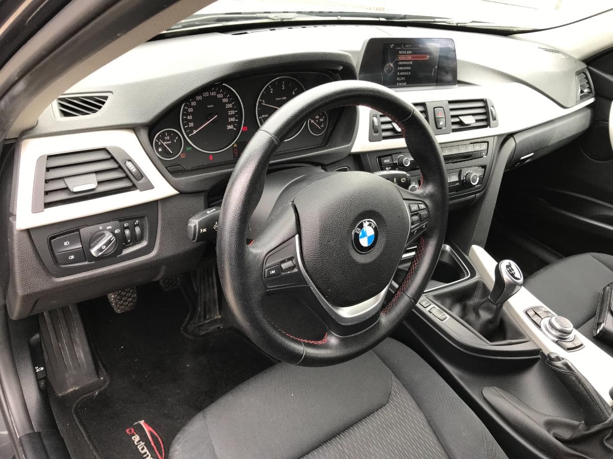 BMW 320D Touring · Ano 2015 — image 21