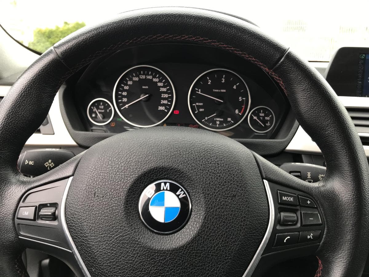 BMW 320D Touring · Ano 2015 — image 29