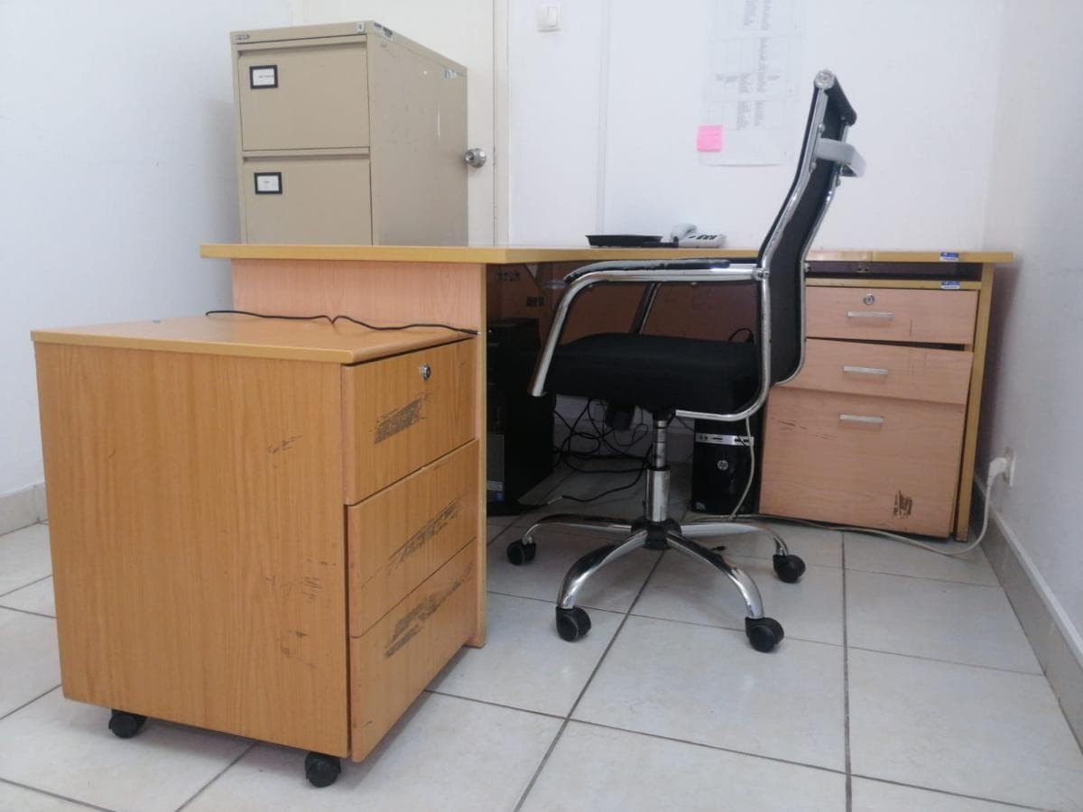 Mobilier de bureau · — image 1