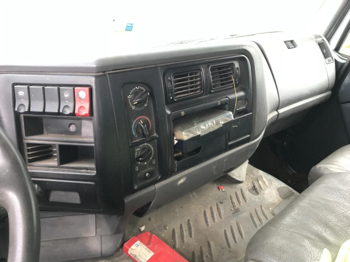 Camião Tribasculante Renault 270 DCI · Ano 2002 — imagen 18