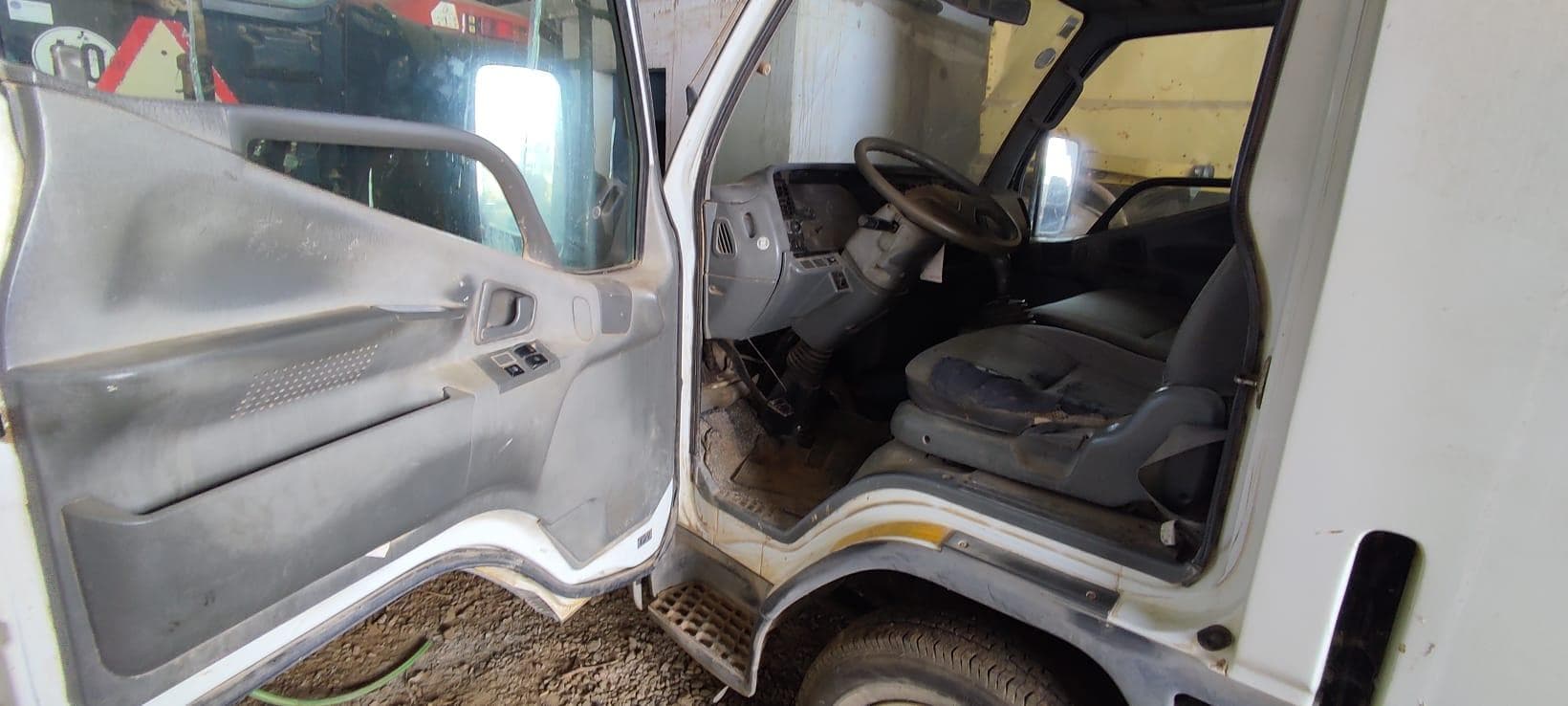 Mitsubishi Canter 7 lugares — imagen 8