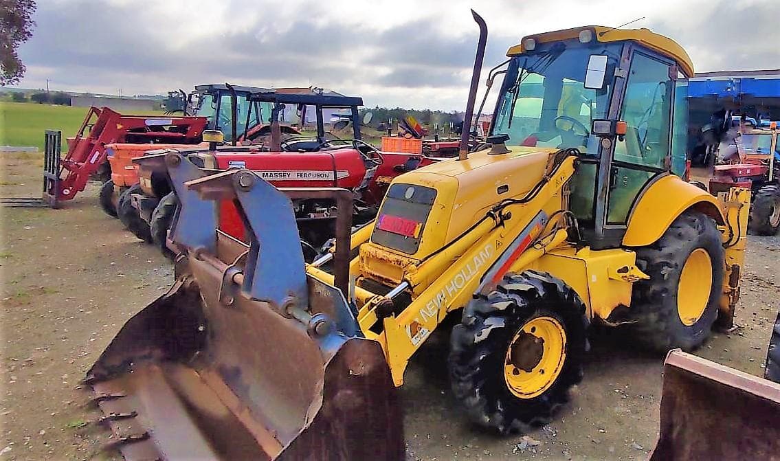 Retro Escavadora New Holland LB 95 — imagem 1