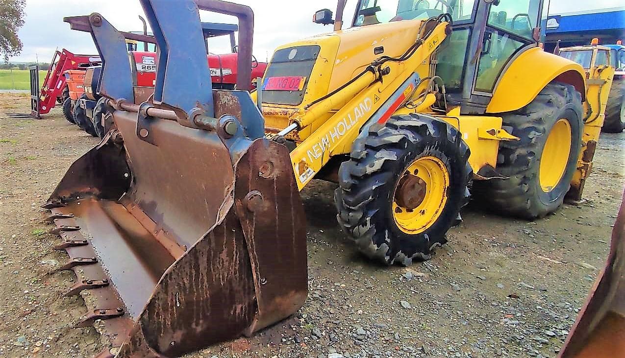 Retro Escavadora New Holland LB 95 — imagem 2