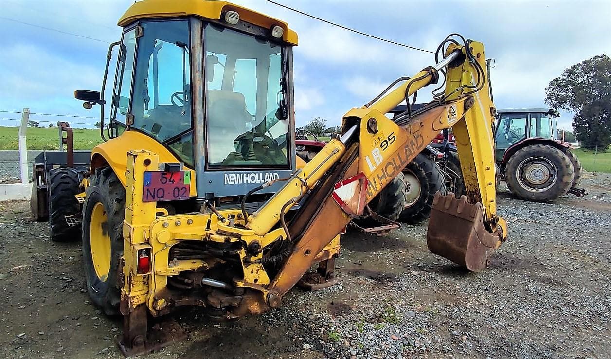 Retro Escavadora New Holland LB 95 — imagem 3