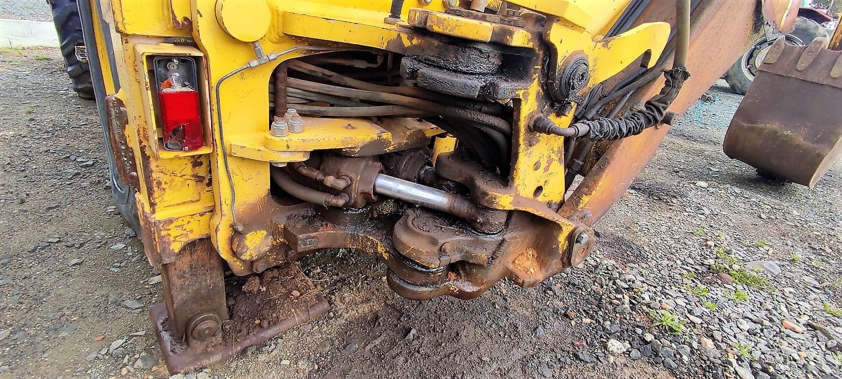 Retro Escavadora New Holland LB 95 — imagem 4