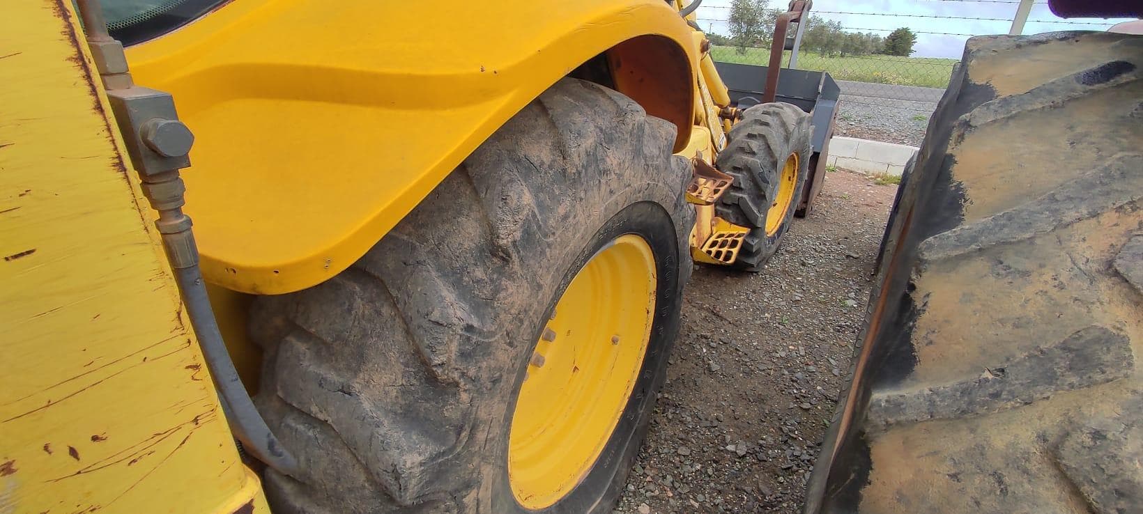 Retro Escavadora New Holland LB 95 — imagem 9