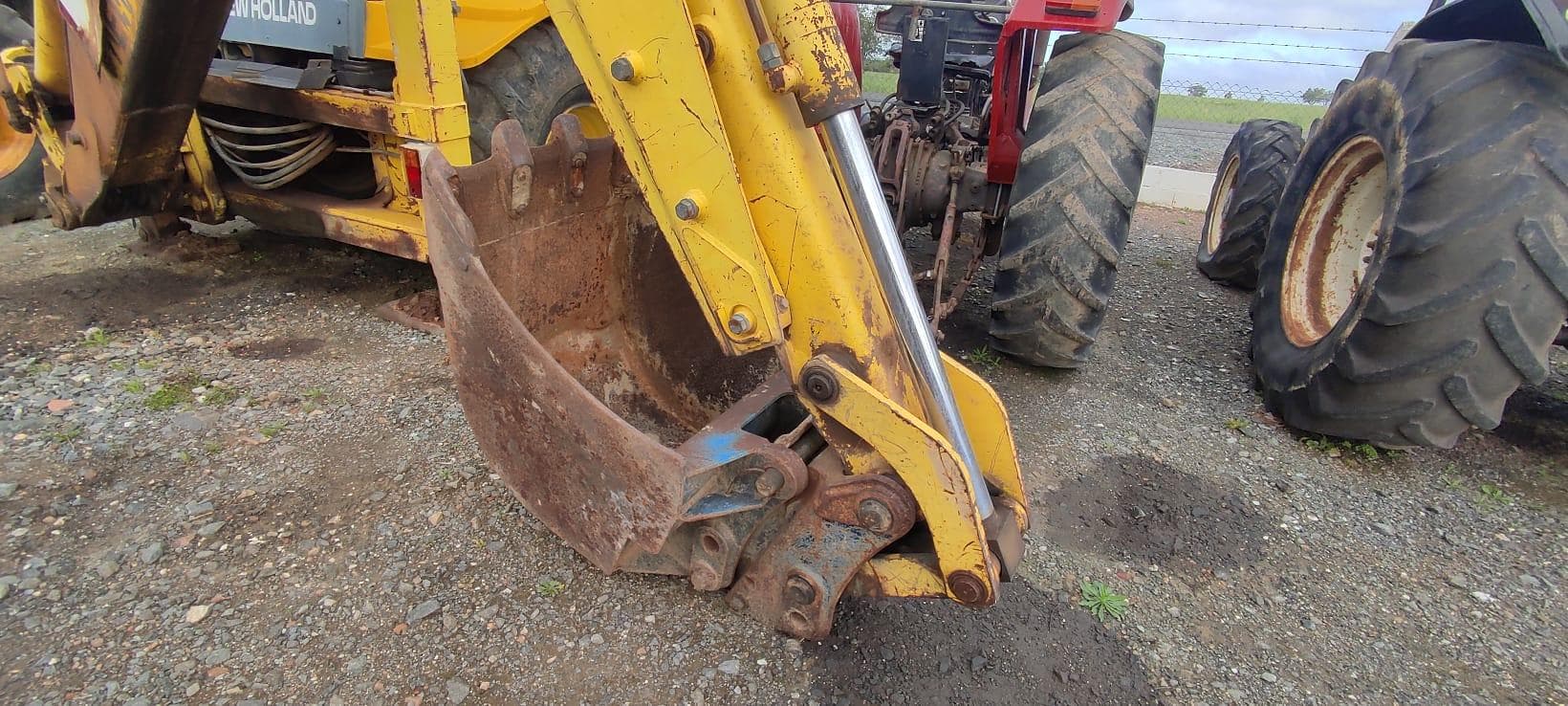 Retro Escavadora New Holland LB 95 — imagem 12