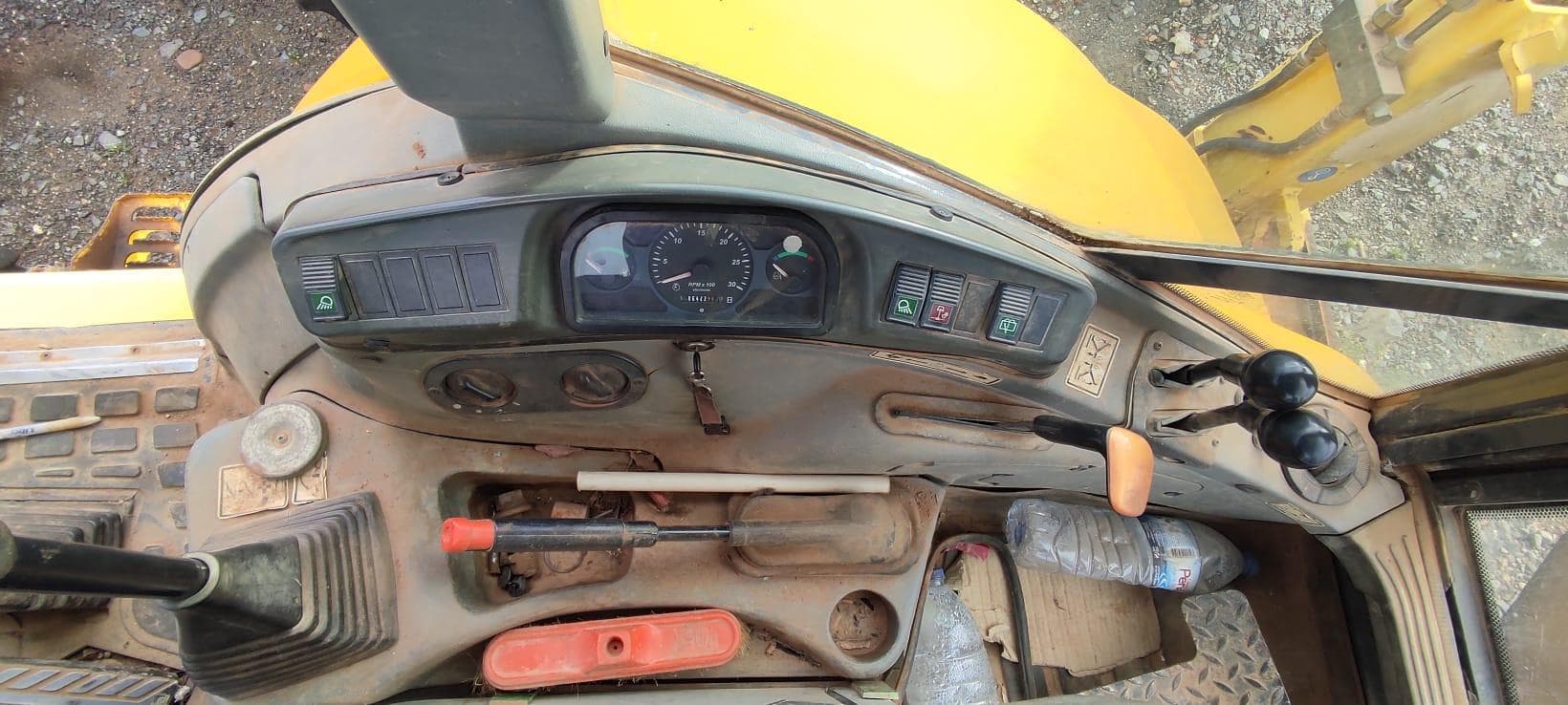 Retro Escavadora New Holland LB 95 — imagem 16