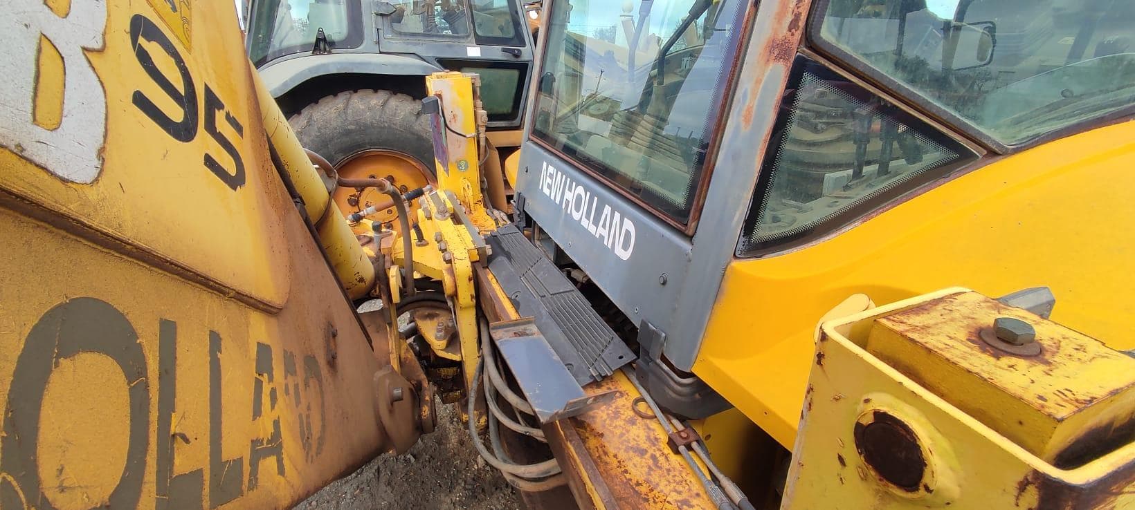 Retro Escavadora New Holland LB 95 — imagem 10