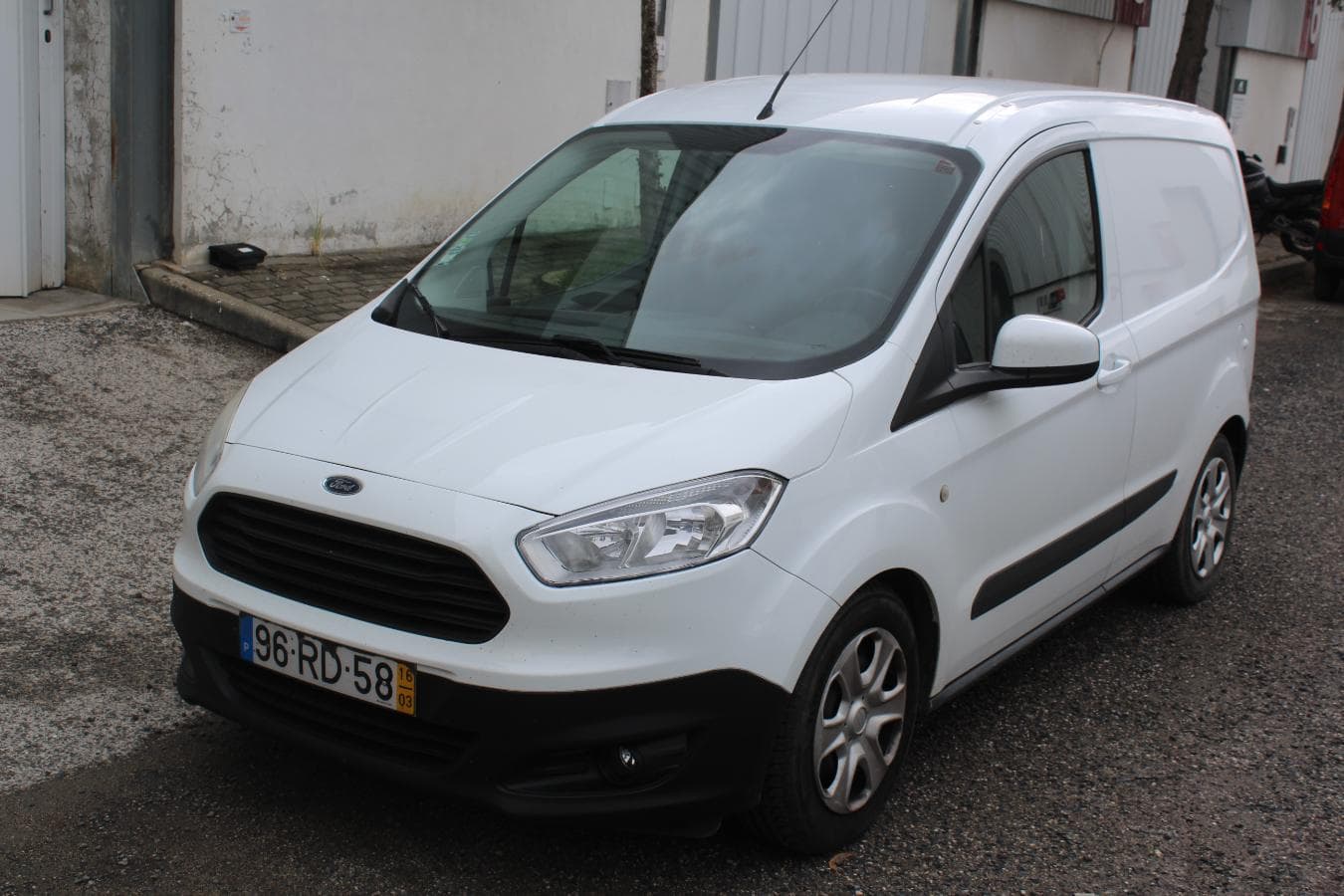 Ford Transit Courier · Ano 2016 — imagem 3