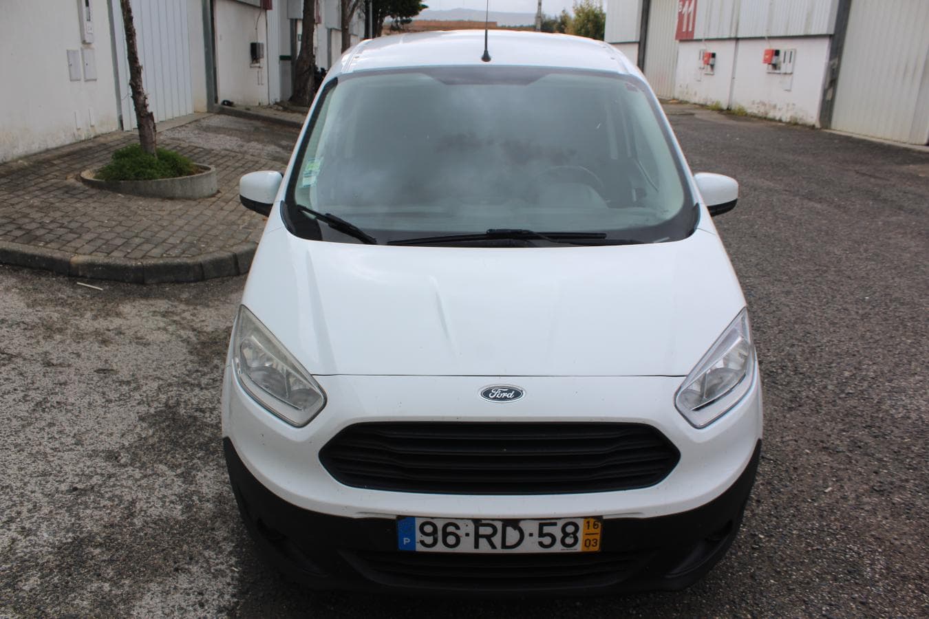 Ford Transit Courier · Ano 2016 — imagem 2