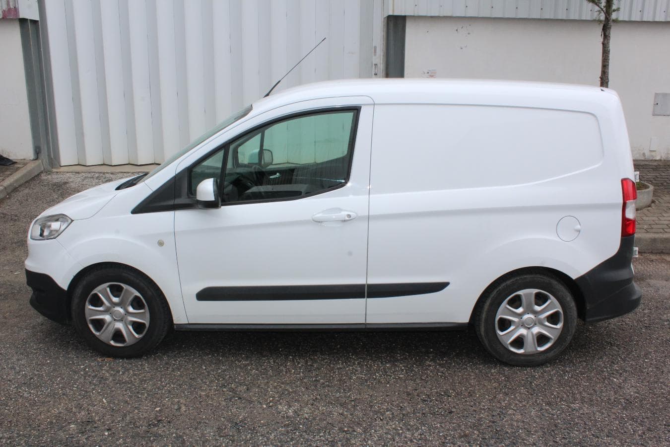 Ford Transit Courier · Ano 2016 — imagem 8