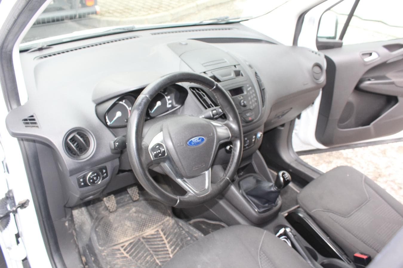 Ford Transit Courier · Ano 2016 — imagem 16
