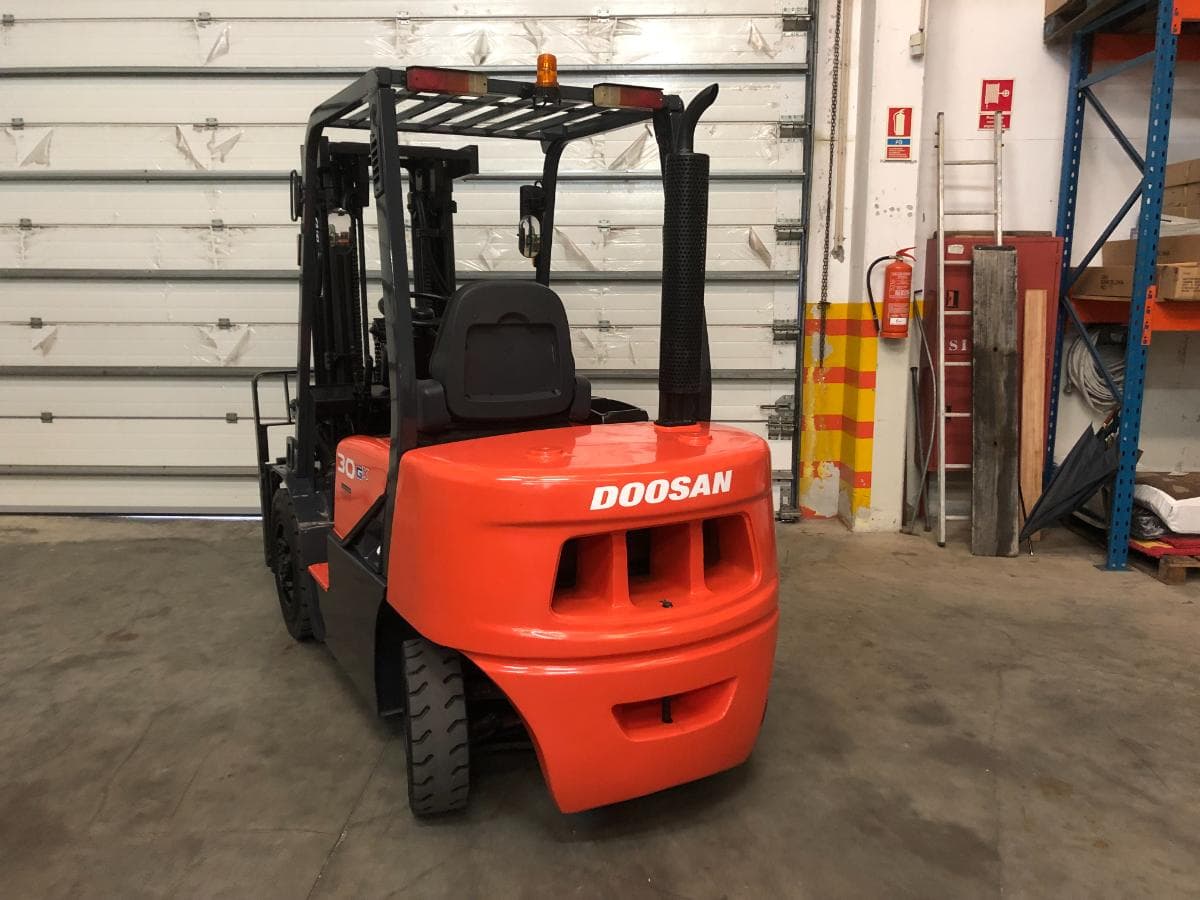 Empilhador Doosan D30G · Ano 2012 — image 3