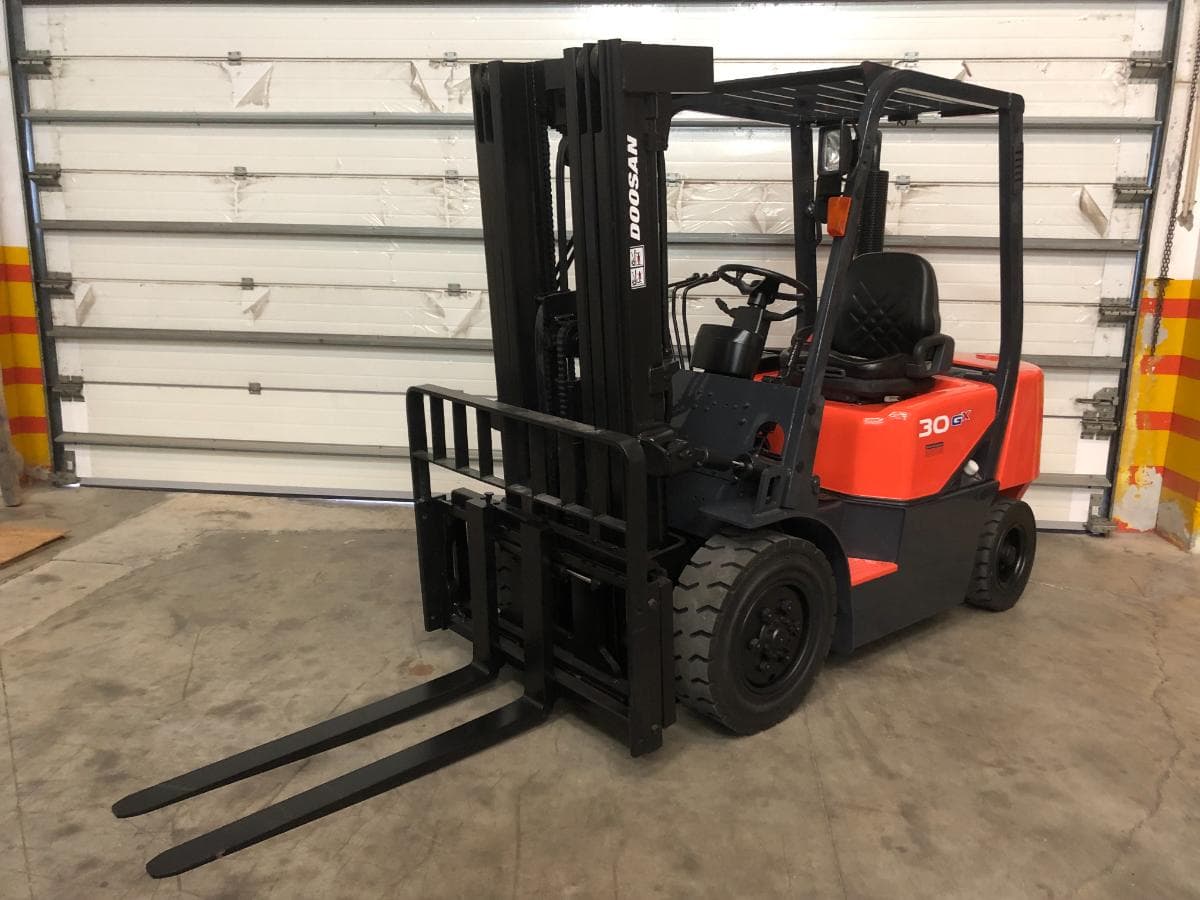 Empilhador Doosan D30G · Ano 2012 — image 2