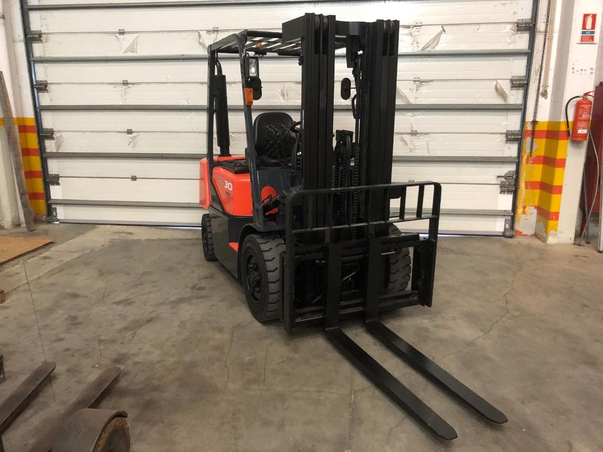 Empilhador Doosan D30G · Ano 2012 — image 1
