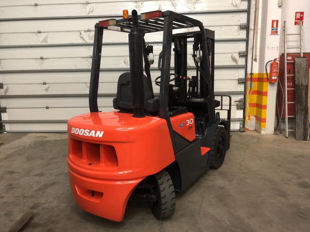 Empilhador Doosan D30G · Ano 2012 — image 4