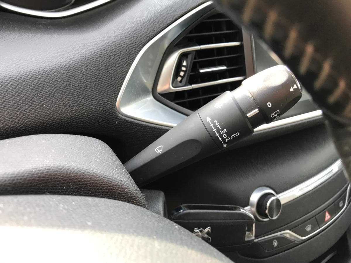 Peugeot 308 SW 1.6 Blue HDI · Ano 2015 — imagem 26