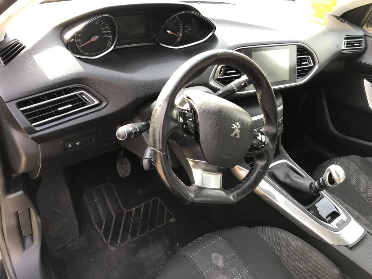 Peugeot 308 SW 1.6 Blue HDI · Ano 2015 — imagem 30