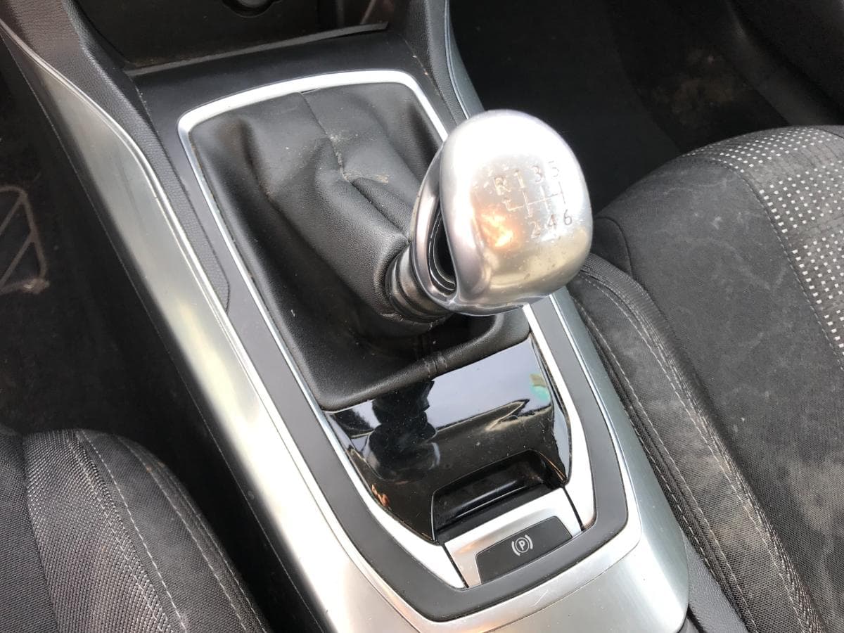Peugeot 308 SW 1.6 Blue HDI · Ano 2015 — imagem 35