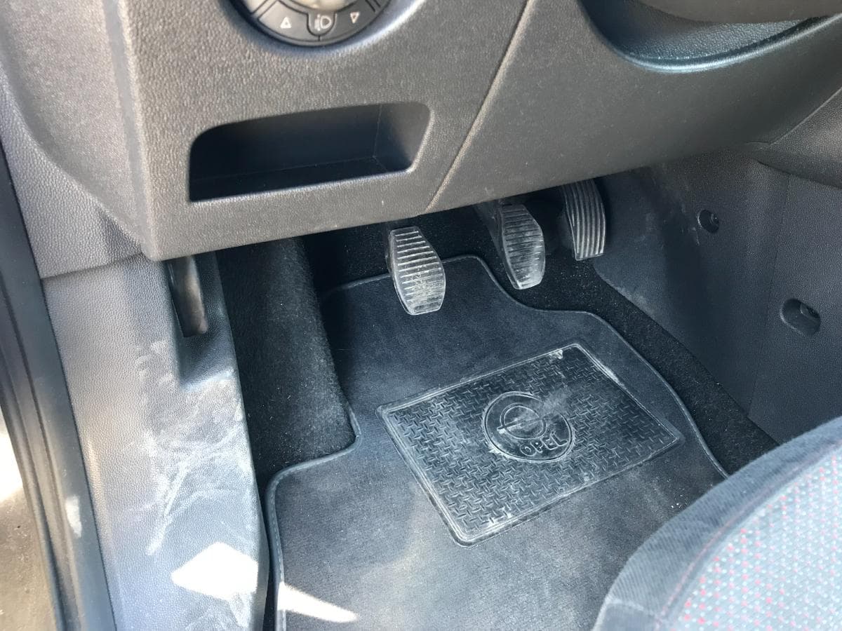 Opel Corsa 1.7CDTI · Ano 2008 — image 19
